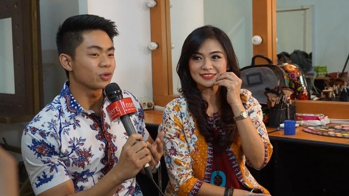 Puspa Dewi mirip kakak beradik saat bersanding dengan anaknya, Dennis Hadi. (Foto: Aisyah/detikHealth) Puspa Dewi mirip kakak beradik saat bersanding dengan anaknya, Dennis Hadi. (Foto: Aisyah/detikHealth)