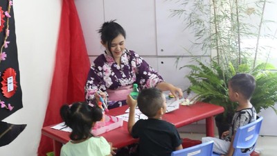 Asyik Banget! Saat Anak-anak Pura-pura Traveling ke Luar Negeri