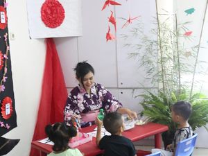 Asyik Banget! Saat Anak-anak Pura-pura Traveling ke Luar Negeri