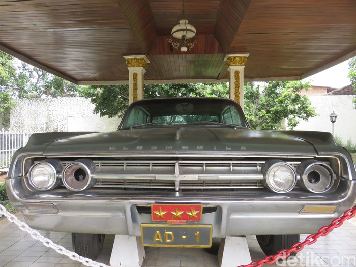Salah satu mobil yang diproduksi oleh General Motors di Amerika Serikat ini menjadi kendaraan Letnan Jendral Ahmad Yani ketika menjabat sebagai Menteri Panglima Angkatan Darat. Dengan bernomor registrasi AD-01, mobil ini menjadi kendaraan utama beliau sejak Februari 1965.