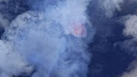 Gunung ini mulai aktif sejak akhir September lalu. COURTESY THOMAS BOYER, VOLCANOLOGIST via REUTERS.