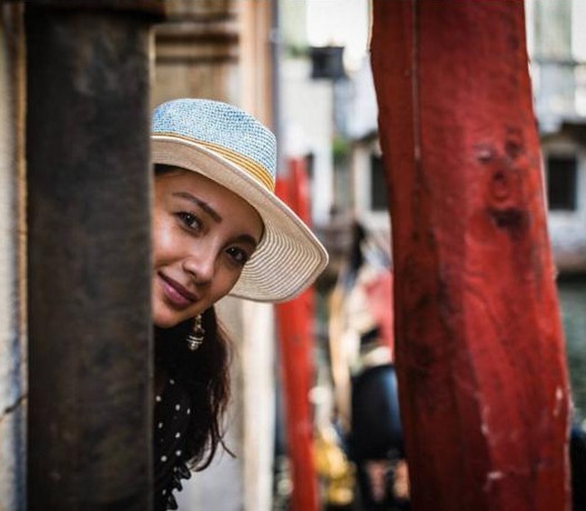 Meskipun usia sudah tak muda lagi, Tata Cahyani masih terlihat seperti wanita usia 20-an tahun. Awet cantik! Foto: Instagram/tatacahyani/btonelli