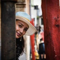 Meskipun usia sudah tak muda lagi, Tata Cahyani masih terlihat seperti wanita usia 20-an tahun. Awet cantik! Foto: Instagram/tatacahyani/btonelli