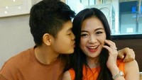 Inilah fotonya dengan sang anak dan kue ulang tahun Puspa dengan lilin angka 50 yang menggambarkan usianya. Foto: Instagram/puspadewi
