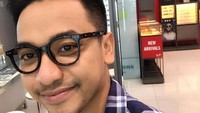 Kesempatan-kesempatan itu kita harus selalu kasih tahu ke semua orang, kehidupan itu indah. Indonesia itu kayak banyak hal kita gali itu, itu yang harus selalu diberitakan. Pariwisata, fashion, beauty, penyanyi, Indonesia itu sangat kaya, kita kaya banget, tapi mengelolanya aja susah. Orang-orangnya, pendidikannya harus benar-benar dibenahi, tegasnya. Foto: Bubah Alfian (Instagram)