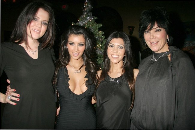 Kardashian bersaudari bersama ibu mereka Kris Jenner di tahun 2006. Lihat penampilan Khloe Kardashian yang belum mengenal banyak makeup. Foto: dok. Getty Images