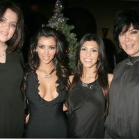 Kardashian bersaudari bersama ibu mereka Kris Jenner di tahun 2006. Lihat penampilan Khloe Kardashian yang belum mengenal banyak makeup. Foto: dok. Getty Images