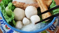 Bakso yang ada di Pasar 8 Alam Sutera, Tangerang Selatan ini sangat unik. Bakso ikan dengan isian telur asin makin sedap dinikmati bersama dengan kuah hangat yang gurih. Penasaran untuk mencoba? Foto: Istimewa
