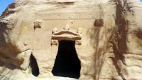 Suku Nabath memainkan peran penting dalam kerajaan misterius itu. Nabath adalah sekelompok bangsa Arab kuno yang menetap di daerah Yordania hingga ke sebelah utara Damaskus.
