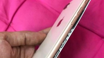 Nah pada 23 September lalu, Wu membeli iPhone 8 Plus varian gold.  Foto: Appledaily
