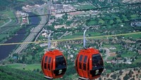 Pilihan terbaik untuk menikmati wahana sambil memandang lanskap kota adalah menggunakan gondola dan flying fox (Dok. Glenwood Caverns Adventure Park/Facebook)