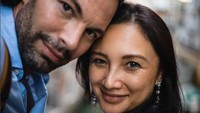 Rupanya hubungan Tata Cahyani eks Tommy Soeharto dengan aktor Hollywood Bobby Tonelli cukup langgeng. Ini kemesraan mereka yang tak terlalu mereka ekspos di medsos. Foto: Instagram/tatacahyani/btonelli