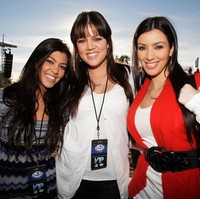 Foto ini diambil 2008. Kardashian bersaudari tampaknya belum mengenal contouring.  Foto: dok. Getty Images