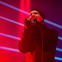 Marilyn MansonCukup banyak seleb Hollywood yang di-cancel karena kejahatan seksual. Marilyn Manson dikeluarkan dari labelnya setelah sejumlah wanita termasuk mantan pacarnnya aktris Evan Rachel Wood menuduh roker gotik tersebut melakukan pelecehan bahkan perdagangan seksual. Foto: Daniel Boczarski/Getty Images