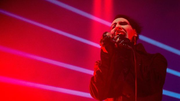 CHICAGO, IL - FEBRUARY 05: Marilyn Manson performs at Riviera Theatre on February 5, 2015 in Chicago, Illinois. (Photo by Daniel Boczarski/Getty Images)