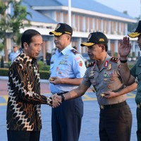 Jokowi dengan kemeja batik motif Parang Barong. Motif ini ukurannya lebih besar dari jenis Parang lainnya dan dahulu kala, hanya boleh dipakai para raja. Parang Barong bermakna pengendalian diri, kehati-hatian dan bertanggung jawab. Foto: detikfoto