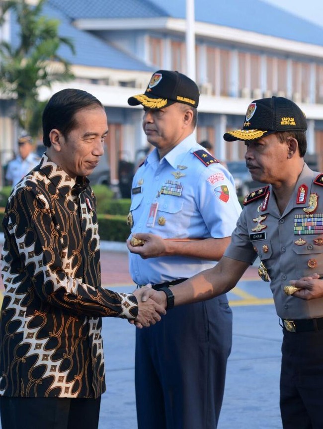 Jokowi dengan kemeja batik motif Parang Barong. Motif ini ukurannya lebih besar dari jenis Parang lainnya dan dahulu kala, hanya boleh dipakai para raja. Parang Barong bermakna pengendalian diri, kehati-hatian dan bertanggung jawab. Foto: detikfoto