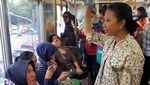 Menteri Rini Naik Commuter Line