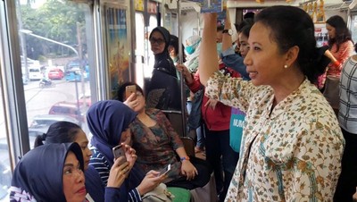 Menteri Rini Naik Commuter Line