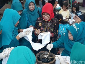 Pegawai Kecamatan Ini Gunakan Batik Lokal untuk Seragam Dinas