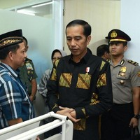 Kemeja terlihat modern dengan aksen patchwork motif batik Parang yang diaplikasikan di atas kain hitam. Foto: Biro Pers Setpres