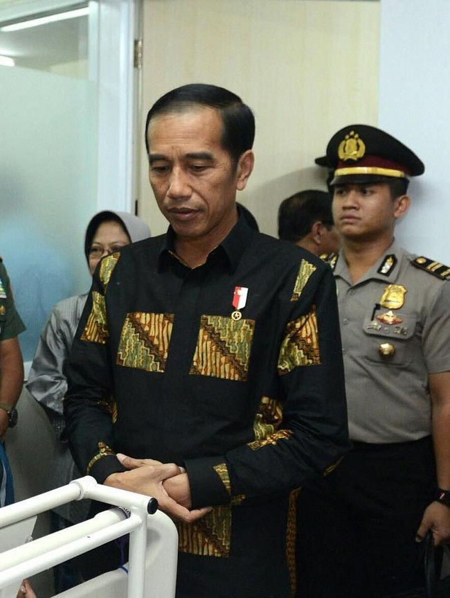 Kemeja terlihat modern dengan aksen patchwork motif batik Parang yang diaplikasikan di atas kain hitam. Foto: Biro Pers Setpres