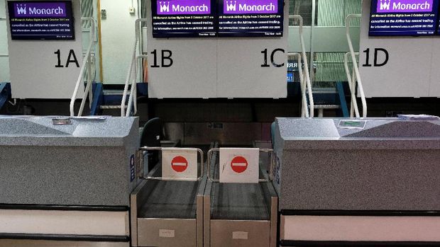 Meja check-in maskapai Monarch Airlines kosong