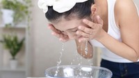 Hal sederhana yang bisa dilakukan sehari-hari seperti cuci muka secara teratur setelah bepergian dan sebelum tidur dapat memberikan perawatan kulit dengan baik. Ditambah menggunakan pelembab dan tidur yang cukup. Foto: Thinkstock