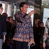 Jokowi memilih kemeja biru berdesain unik. Batik tulis ini memiliki motif bernuansa Hindustan yang terbilang jarang kita temukan di busana batik kebanyakan. Foto: detikfoto