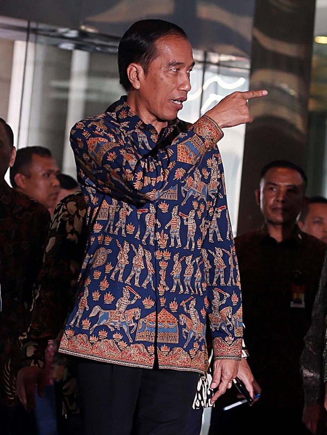 Jokowi memilih kemeja biru berdesain unik. Batik tulis ini memiliki motif bernuansa Hindustan yang terbilang jarang kita temukan di busana batik kebanyakan. Foto: detikfoto