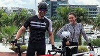 Sekian lama tak upload foto di instagram, Tata mengabadikan kedekatannya dengan Bobby Tonelli saat bersepeda bareng. Foto: Instagram/tatacahyani/btonelli