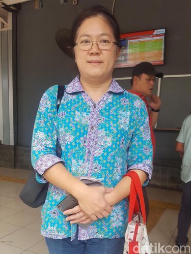 Hari Batik Nasional ini disambut positif oleh masyarakat Indonesia