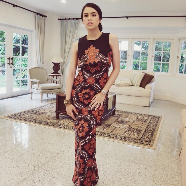 Maudy Ayunda menawan dengan gaun batik yang memeluk tubuh rampingnya. Foto: Instagram