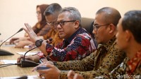Dalam tahap pendaftaran ini, parpol calon peserta diwakili oleh pimpinan parpol dengan menyerahkan sejumlah data. Dokumen yang harus diserahkan parpol peserta pemilu adalah daftar nama anggota parpol, fotokopi KTP atau KTP elektronik serta Kartu Tanda Anggota (KTA).