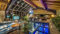 Selain Chalet Mont Tremblant di Meribel, Prancis juga punya Chalet Husky di Val dIsere. Pondok ski ini memiliki ruang tamu yang luas dan perapian terbuka. Di tengah ruangan lantainya terbuat dari kaca tranparan yang bisa memandang taman atrium di bawahnya (Chalet Husky/CNN)
