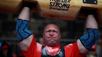 Inilah Ultimate Strongman Masters World Championship alias ajang Kontes Pria Terkuat Sedunia. Puluhan pria berlomba memperebutkan predikat sebagai pria paling kuat. Ada beragam tantangan di kontes ini, salah satunya mengangkat balok kayu berukuran super besar (Clodagh Kilcoyne/Reuters)