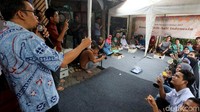 Para penyandang difabel saat memdengarkan arahan.