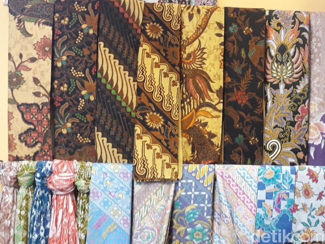 Batik modifikasi mulai menjamur di Indonesia sekitar tahun 2000-an. Biasanya motif batik klasik yang sudah ada dikombinasikan dengan motif lainnya agar tampilannya lebih segar. Misalnya menggabungkan motif batik Sido Mukti dengan Parang atau Kawung. Foto: Fadhly Fauzi Rachman/detikFinance