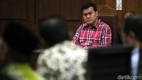 Andi Narogong mendengarkan kesaksian para saksi.