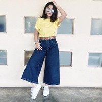Gadis cantik yang memiliki nama Nadine Emanuella Waworuntu adalah anak dari diva Ruth Sahanaya. Nadine terlihat modis dalam balutan kaus rolled-up bernuansa kuning yang dipadukan dengan wide-leg pants berbahan denim serta sneakers putih. Foto: Instagram