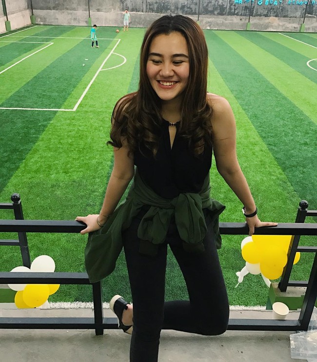 Seperti kebanyakan remaja pada umumnya, Aaliya Massaid juga suka tampil dengan gaya kasual. Putri penyanyai Reza Artamevia dan almarhum Adjie Massaid yang berusia 15 tahun ini terlihat manis dengan atasan tanpa lengan dan jeans hitam. Agar terlihat lebih edgy, Aaliya pun mengikatkan jaket di pinggangnya. Foto: Instagram