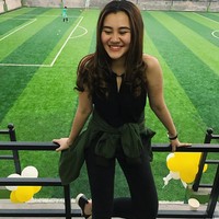 Seperti kebanyakan remaja pada umumnya, Aaliya Massaid juga suka tampil dengan gaya kasual. Putri penyanyai Reza Artamevia dan almarhum Adjie Massaid yang berusia 15 tahun ini terlihat manis dengan atasan tanpa lengan dan jeans hitam. Agar terlihat lebih edgy, Aaliya pun mengikatkan jaket di pinggangnya. Foto: Instagram