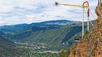 Dengan pemandangan Lembah Roaring Fork dan pegunungan sekitarnya, Giant Canyon Swing akan melambungkan Anda ke udara dengan kecepatan hingga 80 km/jam di atas ketinggian 396 meter di atas Sungai Colorado. Ayunan raksasa ini dapat menampung 4 orang (Dok. Glenwood Caverns Adventure Park/Facebook)