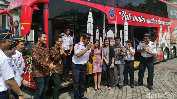 Peluncuran bis wisata tingkat di Balai Kota Semarang