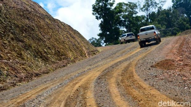 Menyusuri Jalan Paralel Perbatasan yang Tengah Dikebut Jokowi.