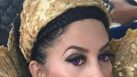 Meriam Bellina, wanita berdarah Eropa Sunda ini ternyata sudah menginjak usia 52 tahun. Jika membandingkan foto Meriam Bellina saat umur 20 tahun dengan usianya yang sekarang tidak banyak perbedaan. Ia masih tetap cantik, langsing, dan awet muda tentunya. Foto: Instagram @bellinamer