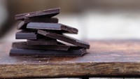 Dark chocolate kaya akan kandungan flavonoid, sejenis antioksidan yang membantu melengkapi kulit dengan pertahanan kuat terhadap sinar ultraviolet penyebab kerutan. Tidak hanya itu, makan dark chocolate juga membuat bahagia karena membantu memperlancar hormon endorfin. Foto: Thinkstock