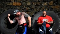 Ajang Ultimate Strongman Masters World Championship ini digelar di Kota Belfast, Irlandia Utara pada bulan Agustus lalu. Ajang ini cukup mendapat perhatian dari penduduk Kota Belfast maupun dari wisatawan yang ingin melihat para peserta beraksi (Clodagh Kilcoyne/Reuters)