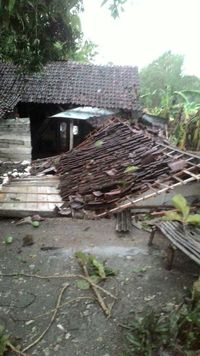 Hujan dan angin kencang juga merobohkan rumah warga