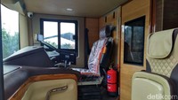 Sepeda motor ditempatkan di bagian bawah bus, sedangkan penumpang duduk di bagian atas. Kursinya berkonfigurasi 2+2 dengan tempat penyimpanan atau bagasi di bagian atas. Foto: Motobus